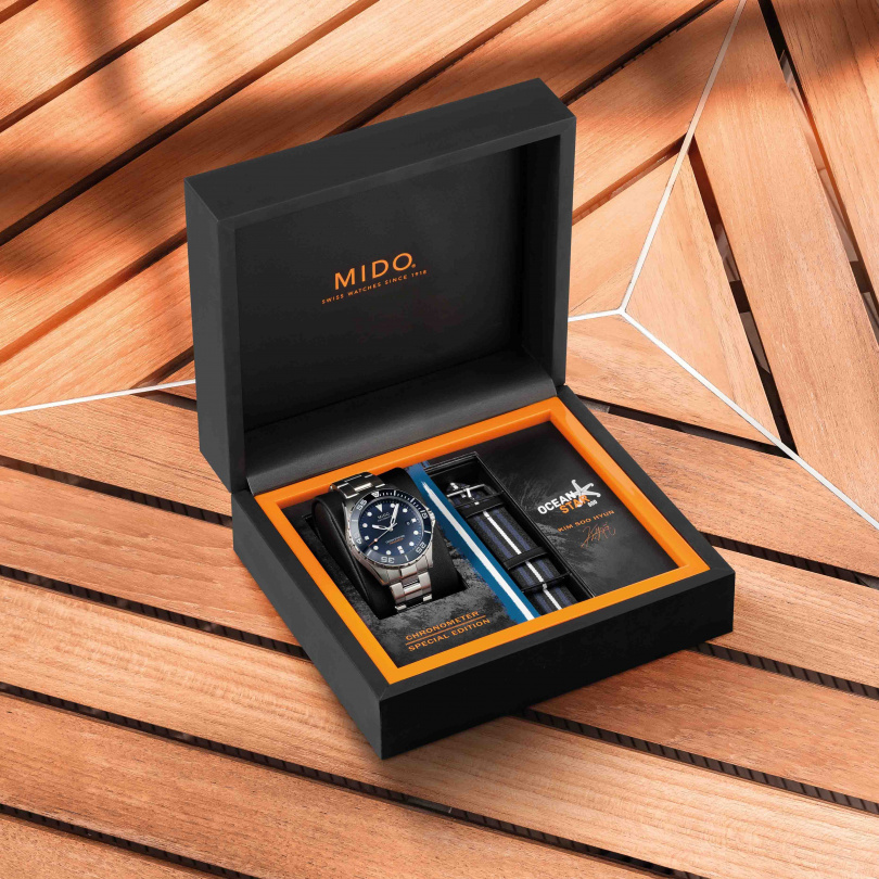 MIDO「Ocean Star海洋之星」金秀賢聯名特別版腕錶，精裝錶盒上附有金秀賢的親筆簽名。（圖╱MIDO提供）