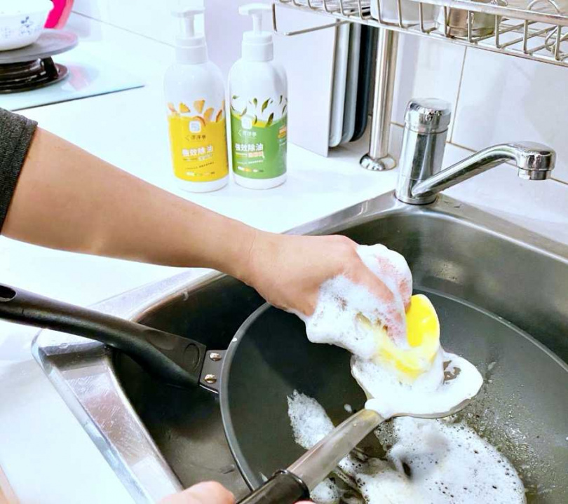 使用強效除油洗碗精，用量省好搓泡，大量碗盤一次就能洗淨。