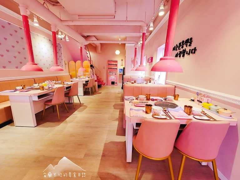 「Pink Oni 粉紅姐姐韓式料理」連用餐區都很粉紅。（圖片提供：宜蘭ㄚ欣的美食日誌）