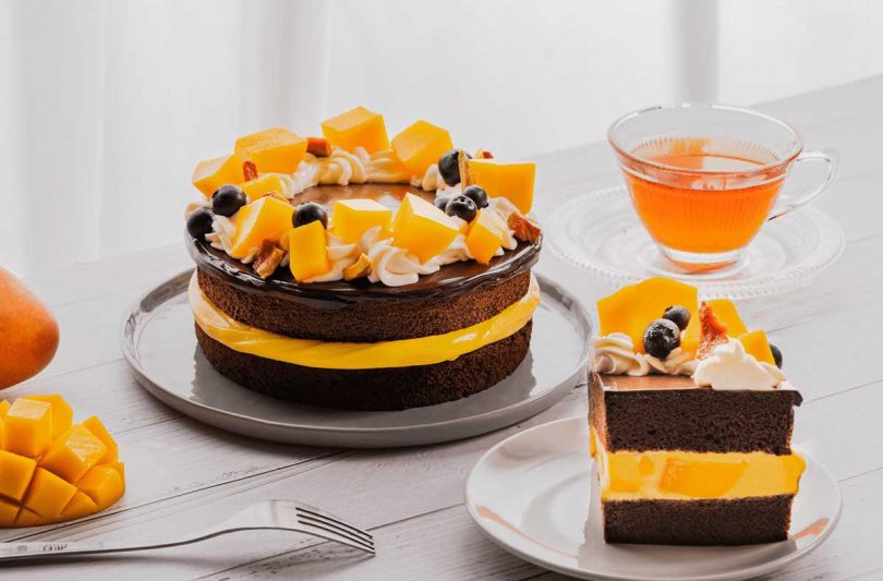 「鮮芒果礦石蛋糕」以清爽水果風味中和大人系巧克力的苦甜味。（950元／6吋、1,900元／8吋，需提前預訂，圖／BAC提供）