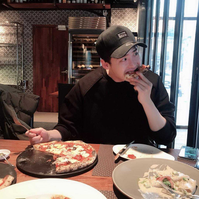 閒暇時，李鍾碩會走訪餐廳，藉著吃美食放鬆自己。（圖／翻攝李鍾碩IG）