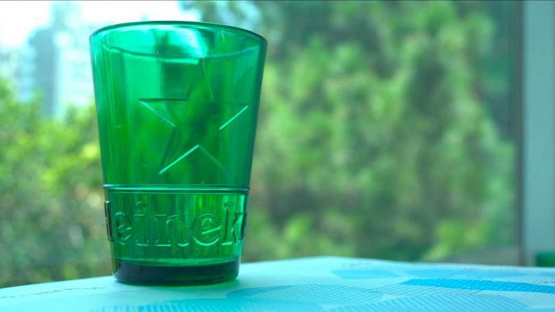「海尼根永續星釀里程杯」以海尼根經典綠搭配令人眼睛為之一亮的星星浮雕圖騰，清透質感不僅可為炎熱夏季飲品增添些許清涼。