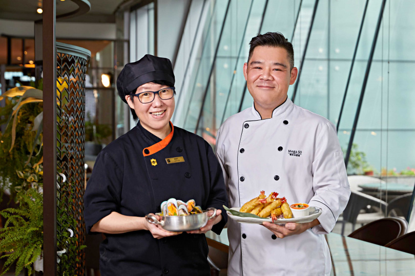 Asia49歲末饗宴-由餐廳主廚楊能沛(右)和台北遠東香格里拉的華裔大馬主廚黃愛珍聯手製作
