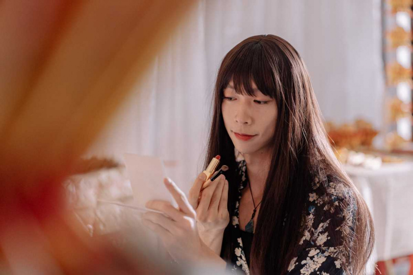王可元在《阿媽》詮釋跨性別者，戴假髮、化妝、剃鬍、除手毛。（圖／公視台語台提供）