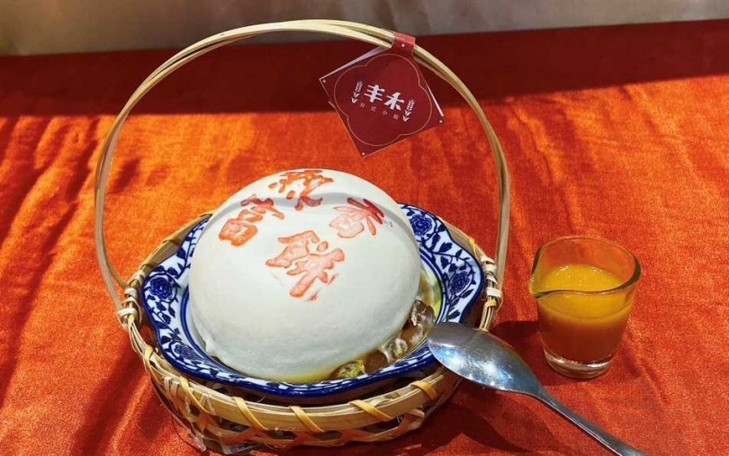 丰禾以椪餅發想加果泥與冰淇淋，展現台灣味甜蜜小點。