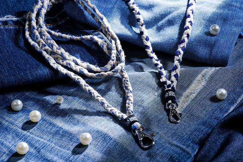 為遵循守護海洋的一貫承諾，本次海洋拉娜更與台灣在地零廢棄時裝品牌Story Wear跨界合作，使用工廠回收牛仔布料邊角為材料，並經過100%純手工編織製作而成獨一無二的海洋編織明日繫繩，這條可作為手機背帶、證件掛繩等多用途的繫繩，可完美體現零廢棄的綠色時尚概念。