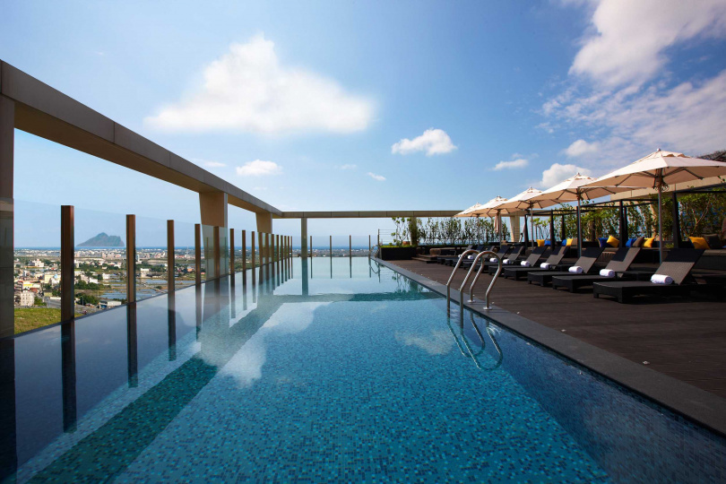 位置優越的礁溪晶泉丰旅，頂樓即可遠眺龜山島的壯麗風光，無邊際溫泉泳池更是夏日最佳避暑勝地。