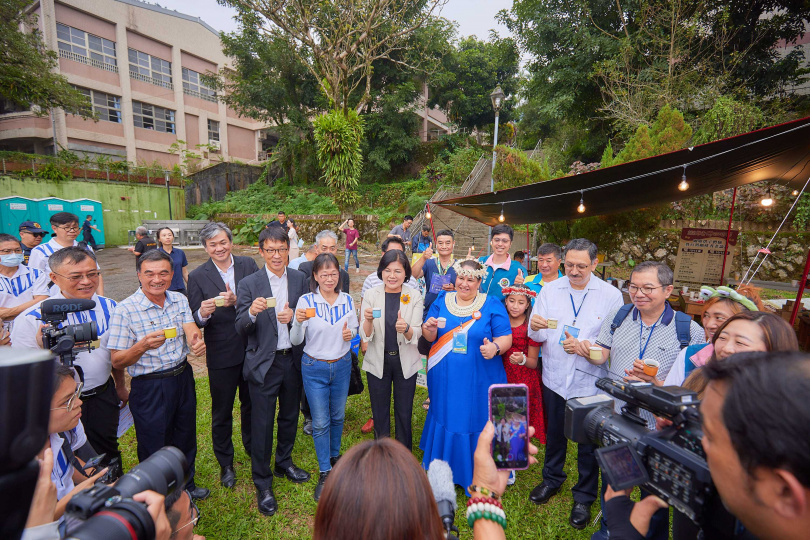 雲林縣長張麗善邀請五國大使參與開幕並體驗烘焙咖啡豆與品嚐手沖咖啡(菲律賓、印尼、馬紹爾、瓜地馬拉、日本)（圖／品牌提供）