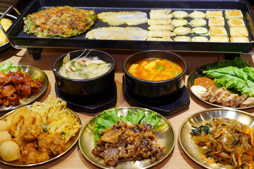 江陵阿嬤以現點現煮的韓式嫩豆腐鍋搭配約30種道地韓國熟食、小菜為亮點。