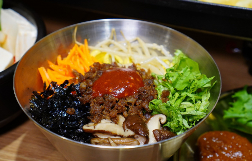 消費者可自由組合「韓式六色拌飯」。