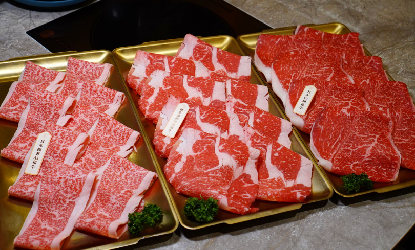 嚮辣近期將套餐肉品大升級，左起為日本極奢A5和牛、冠軍澳洲純血和牛、日本F1國產牛。