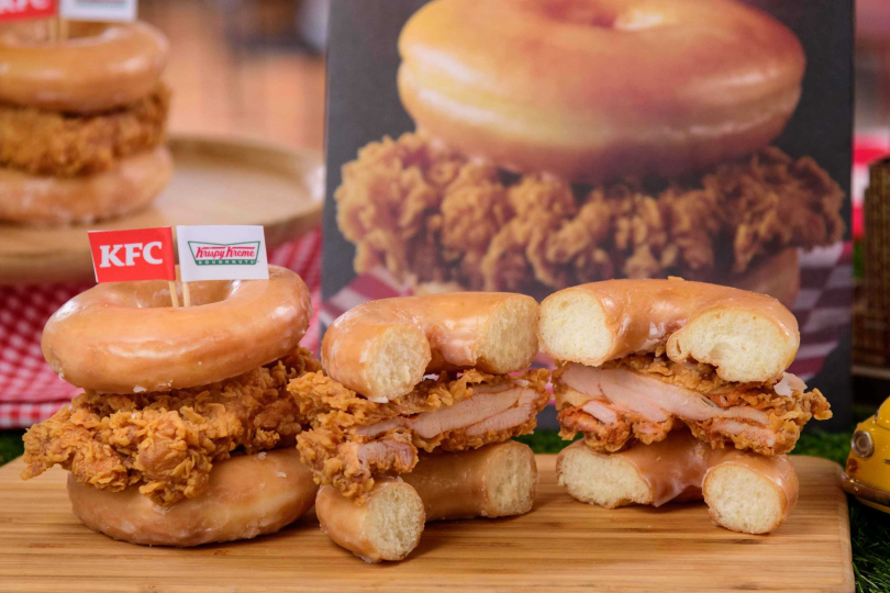 為期兩周的新品「美式甜甜圈咔啦雞腿堡」（139 元）（圖／Krispy Kreme）