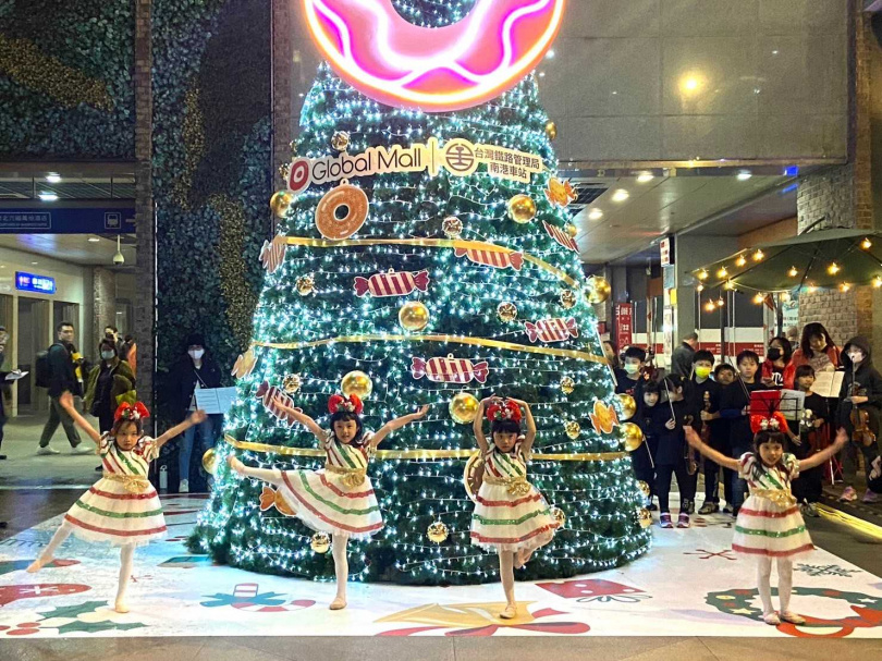 Global Mall南港車站聖誕樹點燈儀式，以超萌兒童舞蹈表演，與現場民眾歡樂迎接聖誕佳節。