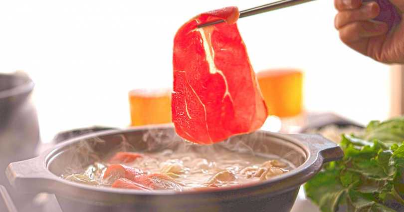 「老先覺」也推薦冬季限定的「元氣蔘鬚糙米雞腿鍋」，以濃郁的蔘雞湯底燉煮帶骨雞腿，更是老饕的最愛。