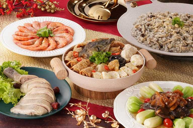金色三麥攜手林聰明沙鍋魚頭打造嶄新年菜風味，外帶四人套餐售價 2,999 元，即日起開始預購。