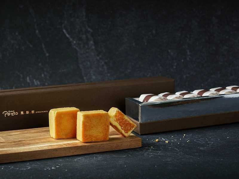 「經典鳳梨酥禮盒」揉製金黃酥香的餅皮與內餡搭配，製成小金磚造型，真的方便吃也超涮嘴！