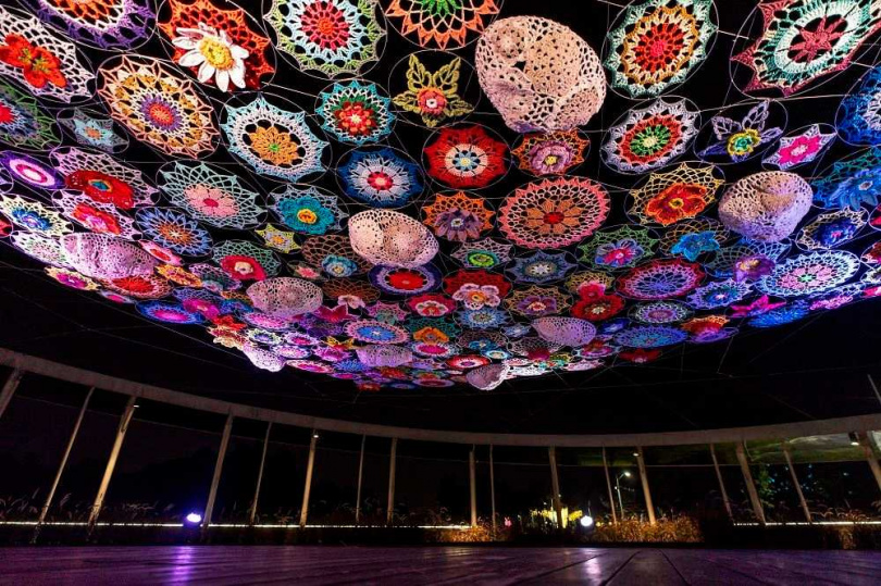 《曼陀羅穹頂》以棉線做成宛如飄浮於空中的花園。