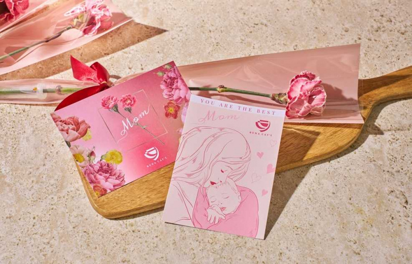 母親節活動會贈送康乃馨與卡片。（圖／BUNA CAFÉ布納咖啡提供）