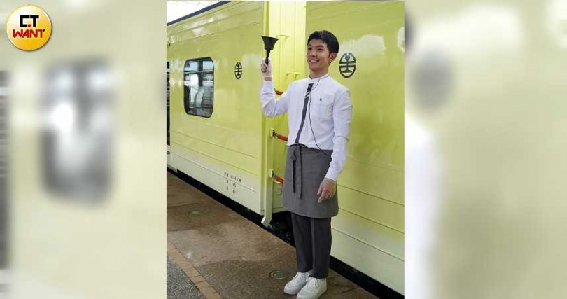 山嵐號有專屬管家全程服務,像在小站停留、列車將再度發車時,還會搖鈴提醒旅客上車。(圖/魏妤靜攝)