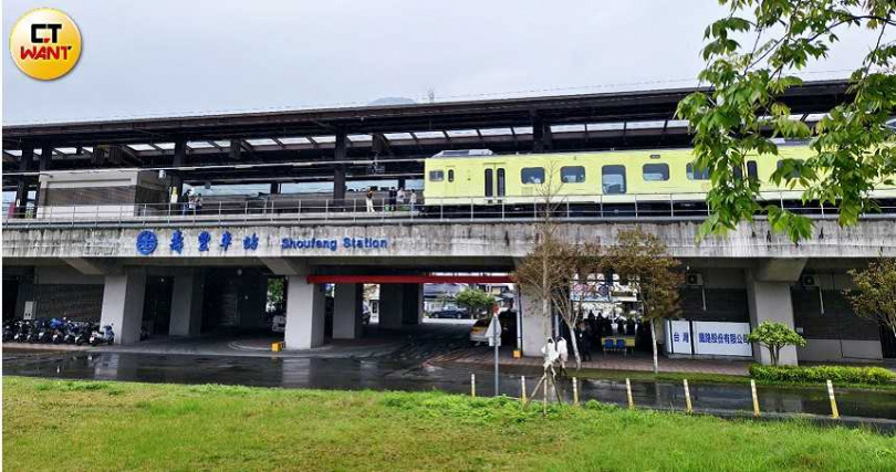 從壽豐車站出站走到禾豐橋,可拍攝到山嵐號與壽豐車站同框的景象。(圖/魏妤靜攝)