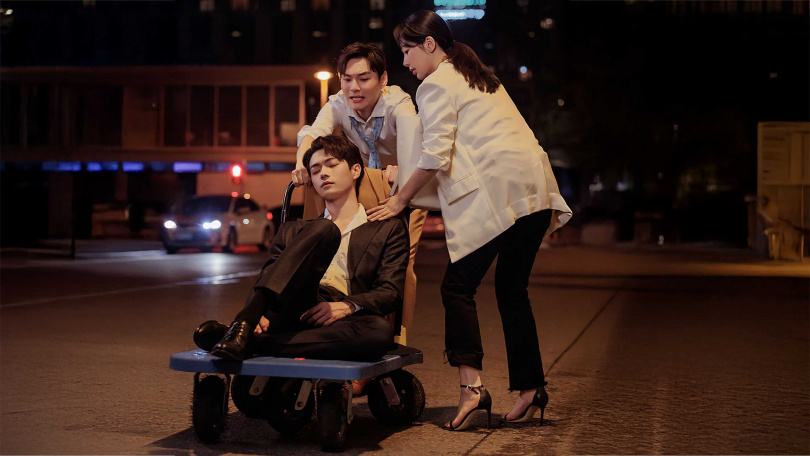 許凱犧牲形象演出醉酒戲碼。(圖/中天娛樂台提供)