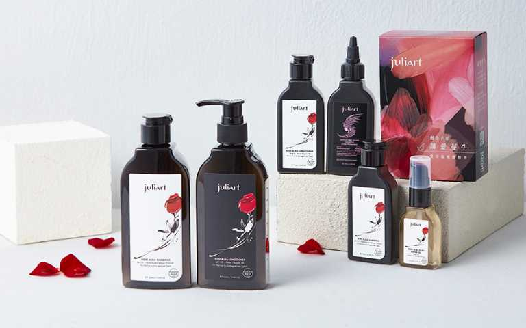 juliArt 覺亞再度攜手「介惠基金會」推動偏鄉女性培力計劃，並推出象徵女性柔韌與自信的「洸影玫瑰系列」公益組合。（圖／品牌提供）