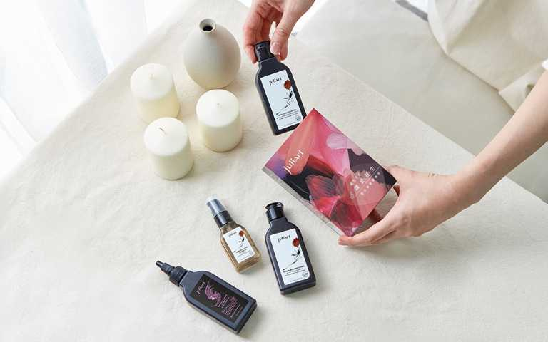 juliArt 覺亞推出「洸影玫瑰」四款公益系列組合，凡購買任一款，覺亞即捐贈最高 200 元予介惠基金會。（圖／品牌提供）