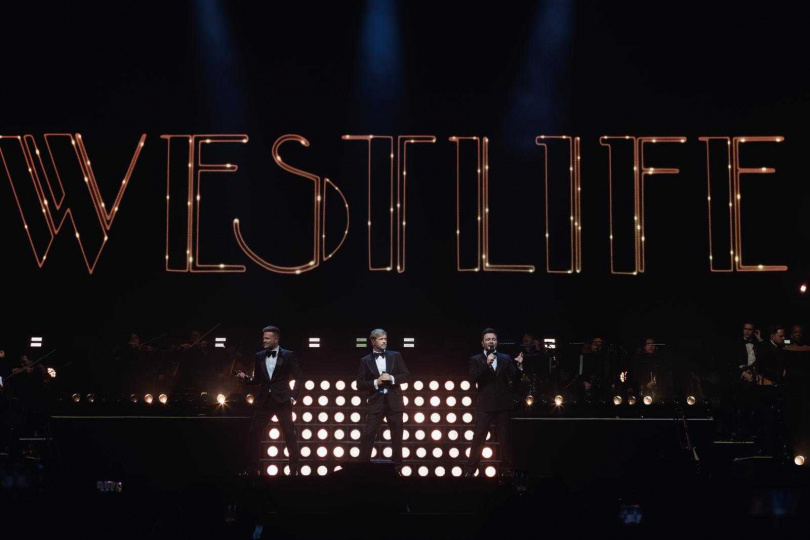 尼基、奇恩、尚恩三人身著俐落黑色西裝氣勢登場。（圖／Live Nation Taiwan提供）