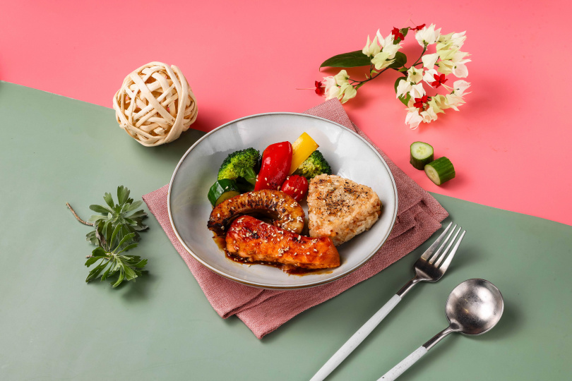 美威鮭魚跨界合作順億鮪魚，推出重磅新品「炙香鮭鮪雙拼飯」。（圖／品牌提供）