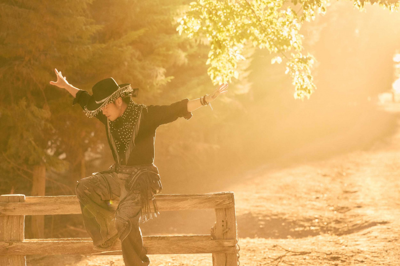 周杰倫的造型融入濃厚鄉村牛仔元素。(圖/杰威爾提供)