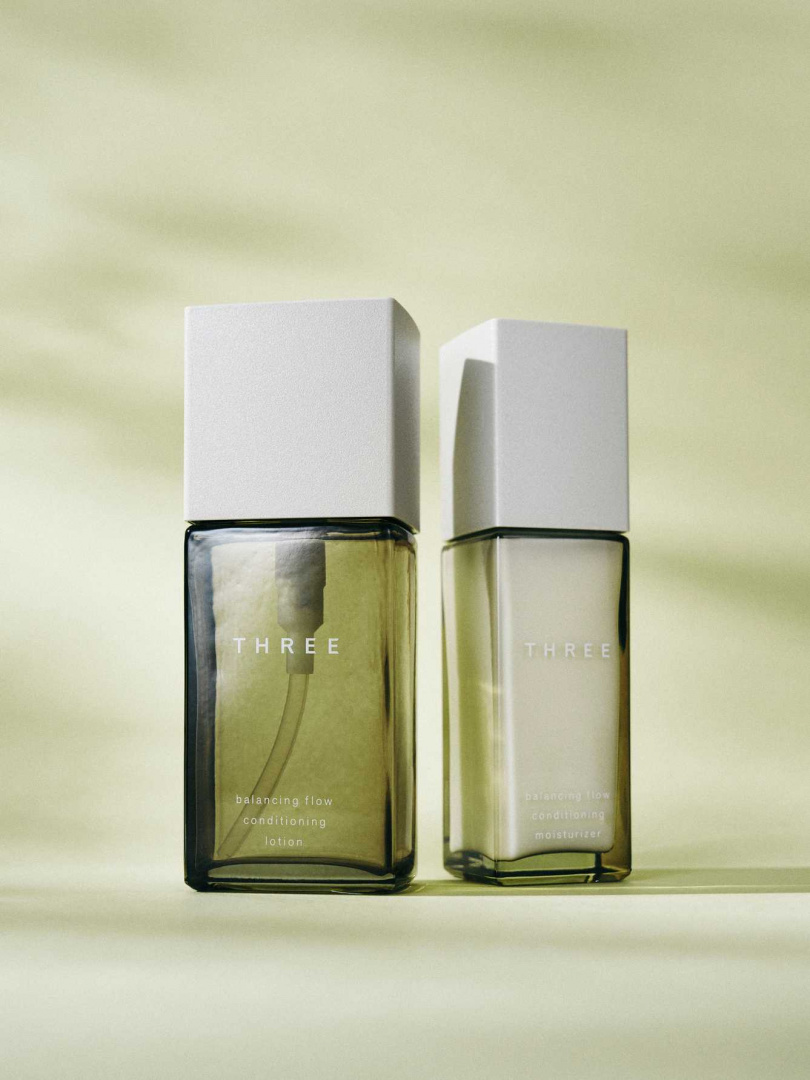 THREE 平衡調律水凝露 120mL／1,650元、THREE 平衡調律水凝乳 80mL／2,100元（圖／取自 threecosmetics IG）