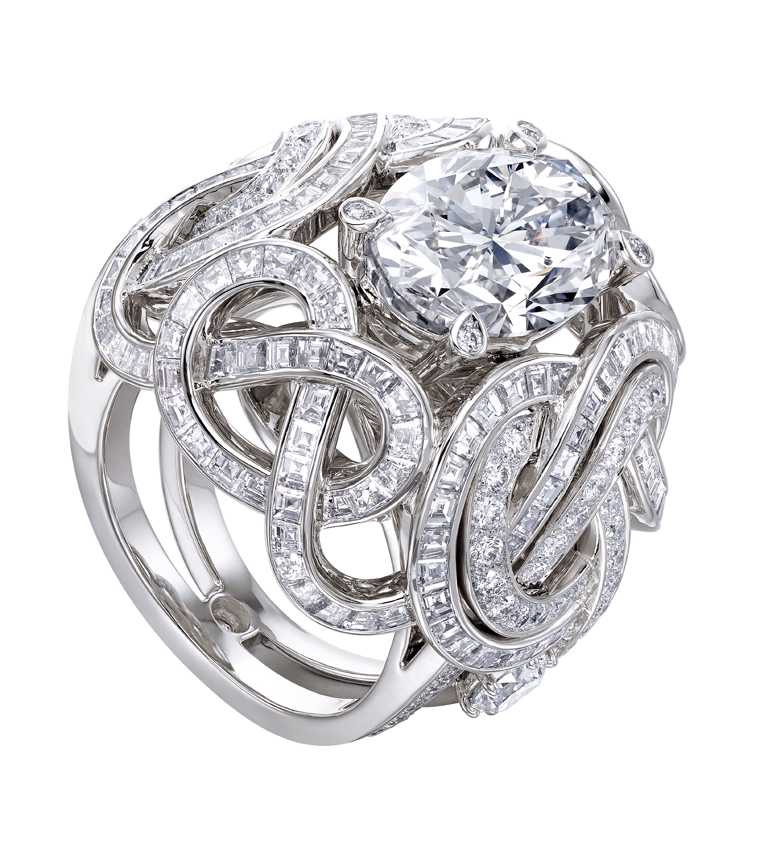 PIAGET「Extremely Piaget系列」18K白金頂級珠寶鑽石戒指╱E-IF橢圓形切割美鑽主石， 160顆方形切割美鑽， 89顆圓形明亮式切割美鑽╱30,600,000元。（圖╱PIAGET提供）
