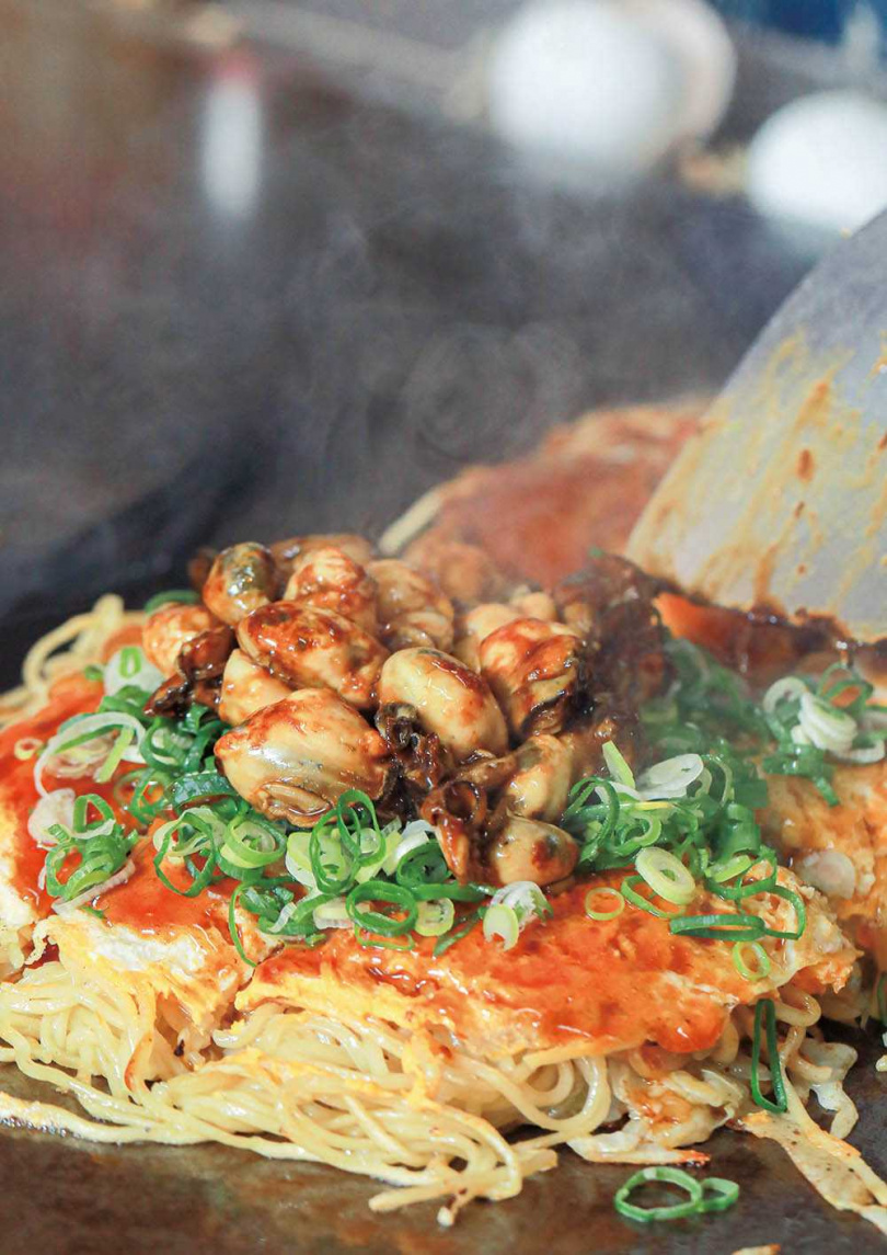 「牡蠣廣島燒」可吃到飽滿牡蠣、爽脆的高麗菜絲，還會撒上海苔粉與海苔絲加強視覺與香氣。（380元）（圖／林士傑攝）
