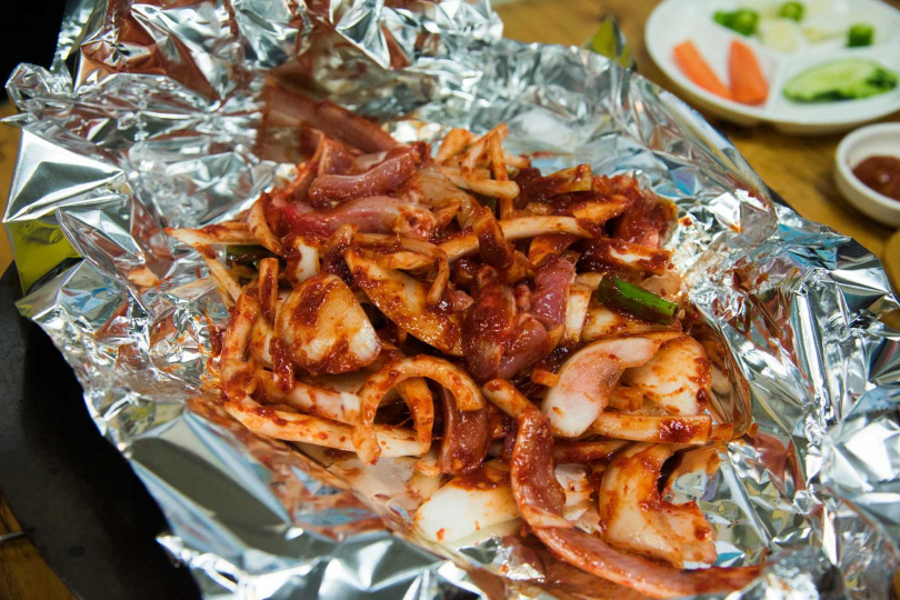 韓國最大海鮮市場「釜山札嘎其市場」的地方小吃烤盲鰻。（圖／韓國觀光公社提供）
