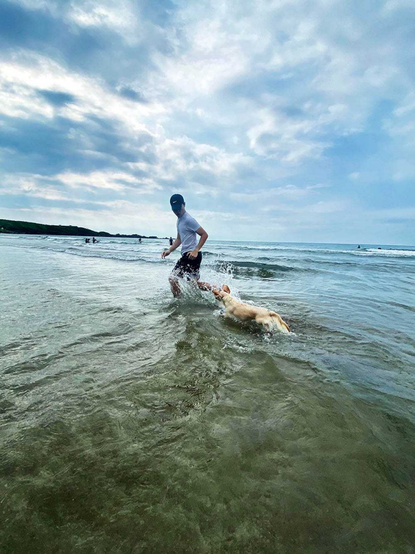蔡明仁時常帶Friday出去玩，一人一狗在海邊玩得不亦樂乎。（圖／一切好音樂工作室提供）