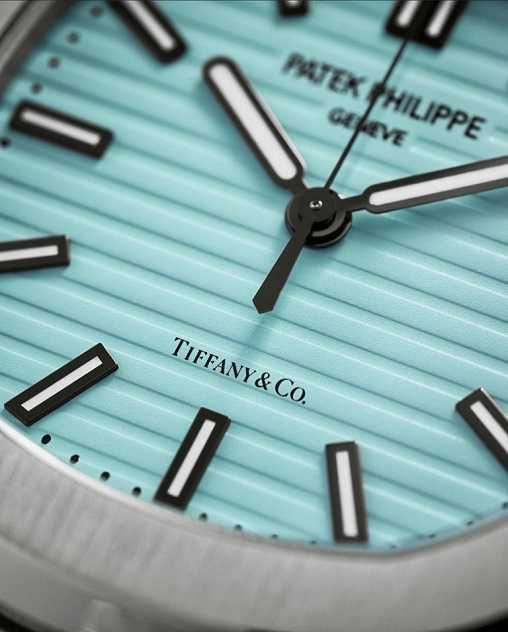 TIFFANY & CO.與PATEK PHILIPPE聯名手錶，面盤換上知更鳥蛋藍色並印雙方品牌。（圖╱翻攝自IG@alexandrearnault）