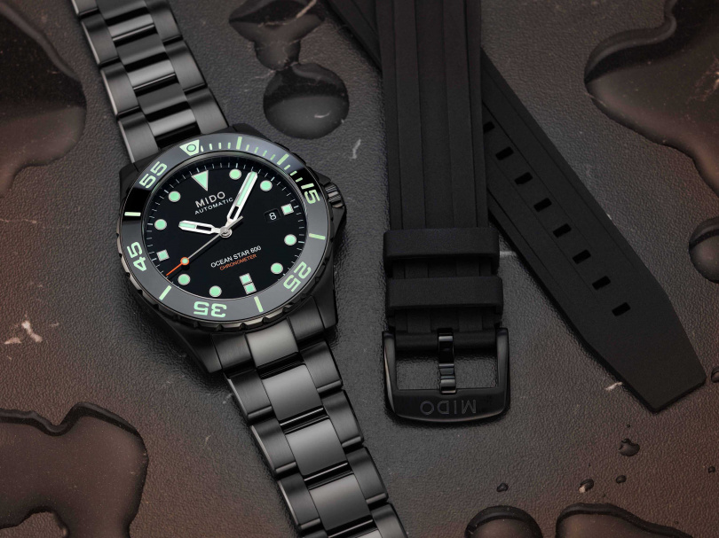 新款腕錶除了黑色DLC不鏽鋼錶帶，另額外配有一條黑色橡膠錶帶，不論正裝還是運動休閒風格皆能隨心搭配。