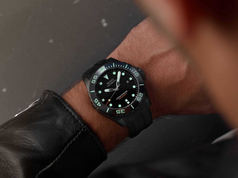 新款腕錶配備了搭載矽游絲的美度Caliber 80 天文台認證全自動上鍊機芯，可提供達80小時動力儲存。