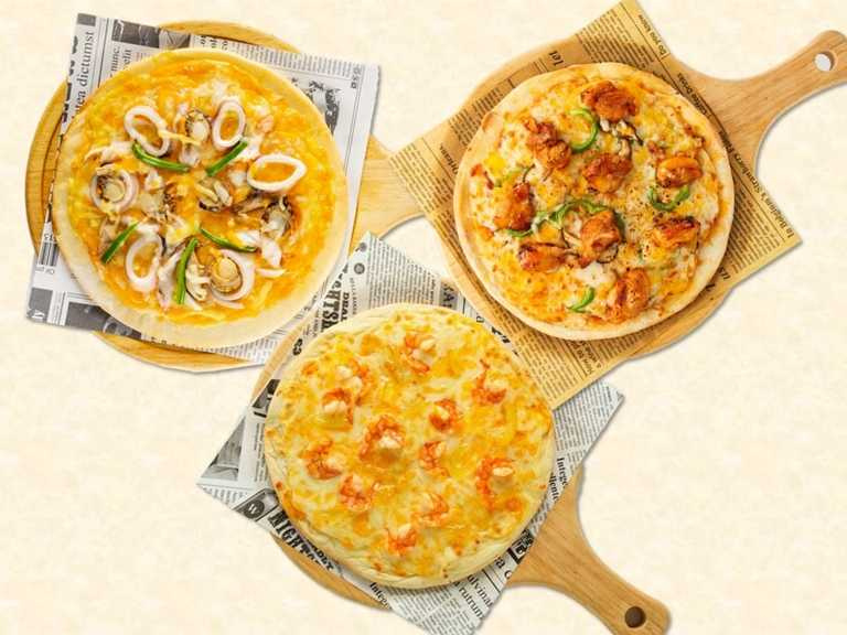 bb.q CHICKEN推出平日限定 「韓式披薩買一送一」優惠， 包括辣年糕烤雞披薩 、辣味海鮮披薩 、 柚香鮮蝦披薩，3種口味任意搭配，2個只要288元 。