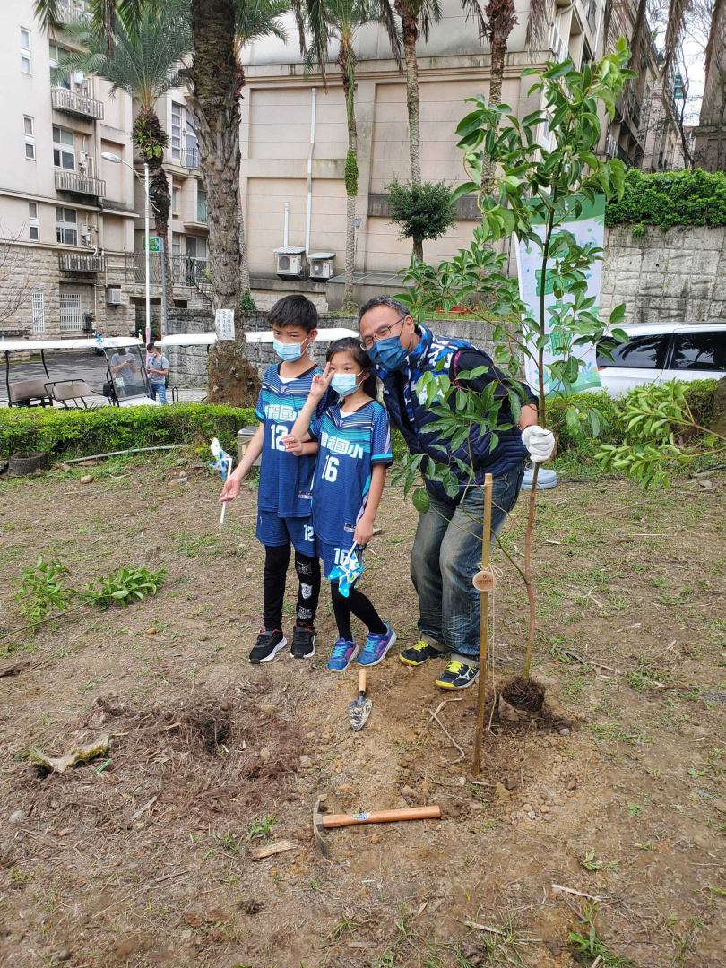 會稽國小校長帶領同學們一同參與種樹的活動。
