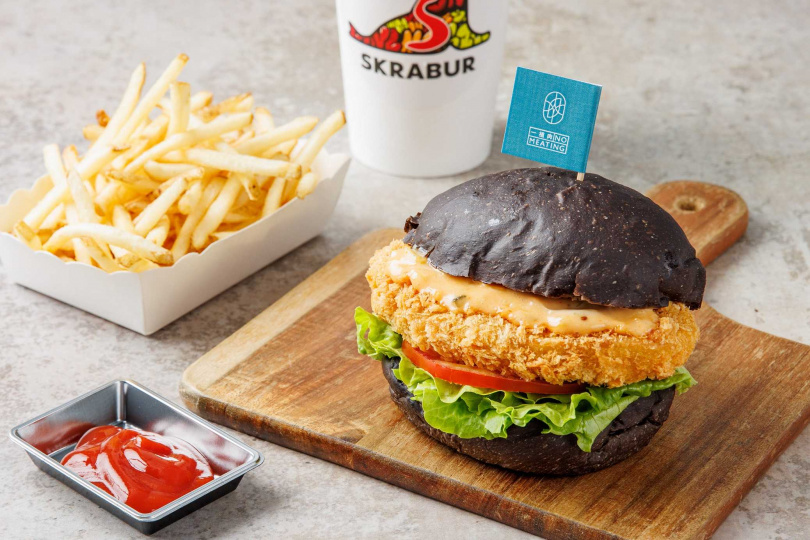 SKRABUR黑膠漢堡推出使用NO MEATING一植肉酥脆植物雪魚排製作的「初一雪魚漢堡」。（圖／NO MEATING一植肉提供）