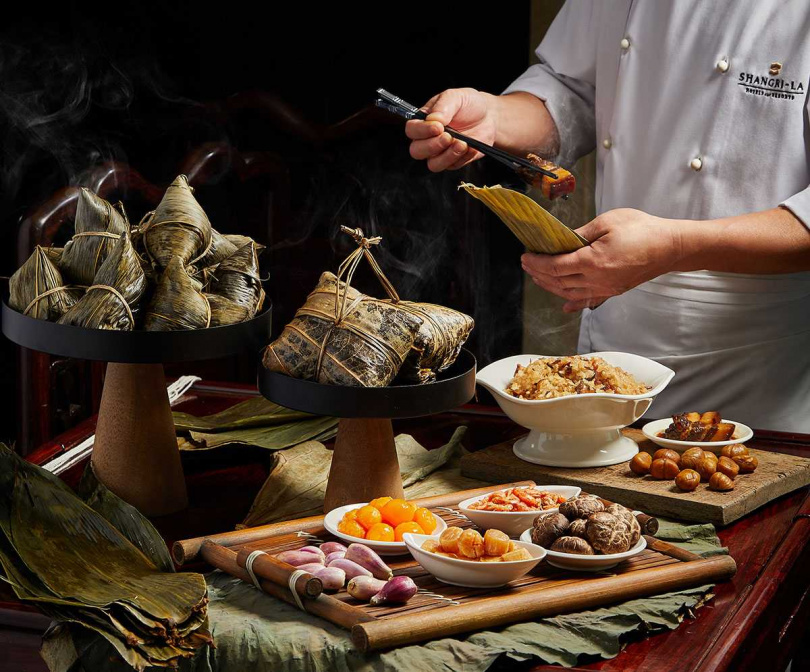 台南遠東香格里拉廚藝團隊不僅以高檔食材入餡，更集結廣式、滬式、台式好手藝推出七款鹹、甜、葷、素香粽（圖/台南遠東香格里拉提供）