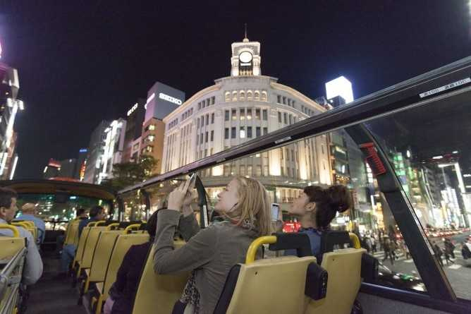 搭乘SKY BUS TOKYO雙層敞篷式觀光巴士，讓遊客從寬闊視角輕鬆飽覽東京的美。（圖／Ⓒ日之丸自動車興業株式會社）