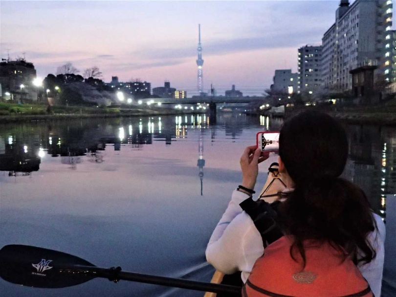 夜間獨木舟體驗行程從日落的魔幻時刻開始，參加者可欣賞東京都心的晚霞與夜景。（圖／ⒸMio Kayak Adventures）