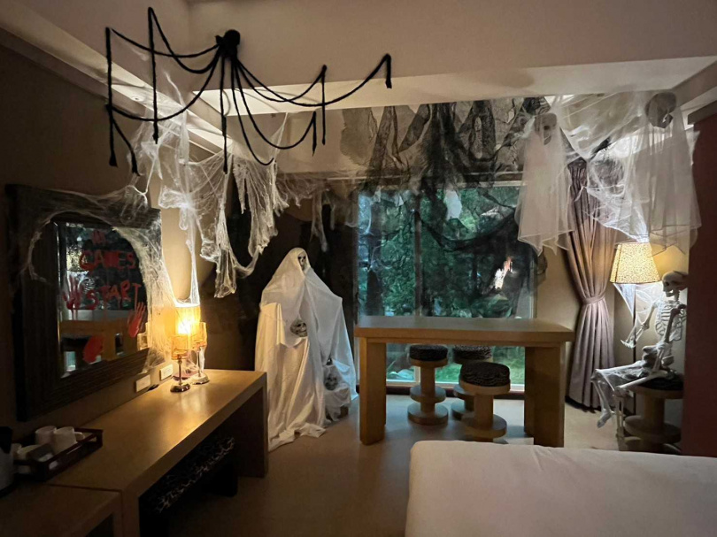 今年關西六福莊推出限量萬聖主題房「鬼娃Renee睡前派對」專案，讓情侶與鬼娃Renee共度一夜。