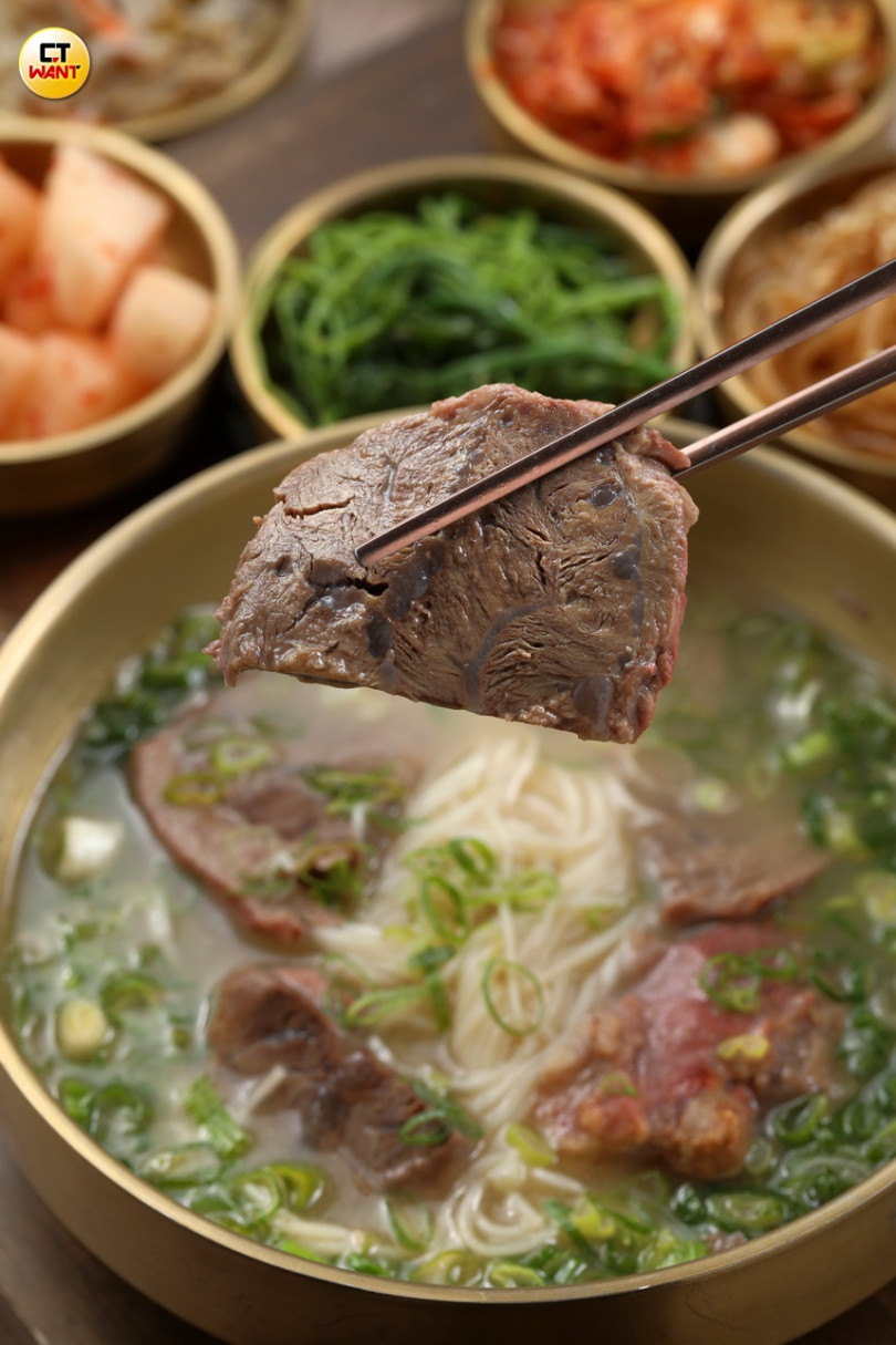「牛肉雪濃湯」以熬煮72小時的牛大骨高湯搭配牛腱肉,是酒後暖胃首選。