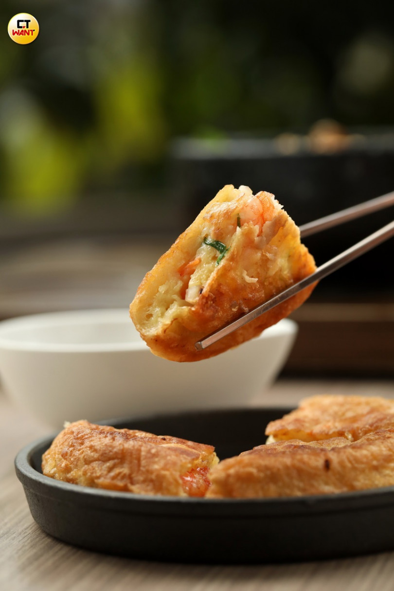 有大塊花枝和整隻蝦的「厚切海鮮煎餅」,微辣鹹香的醋醬在口中與菜香氣交織, 是韓式料理不可錯過的小點。
