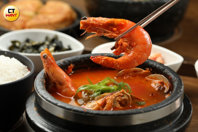 「海鮮豆腐鍋」靠自製的韓式醬料和泡菜,讓饕客辣的夠勁。