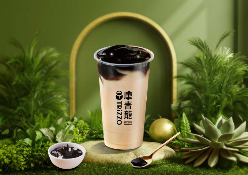 「仙凍黑奶茶」嚴選台灣南投鐵觀音茶葉調製成鐵觀音奶茶，入口同時享受鐵觀音獨特的甘潤茶味與炭焙香氣。