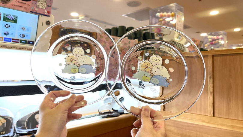藏壽司於7/1推出第二波滿額贈活動，「角落小夥伴限量透明玻璃圓盤」限量開換。（圖／藏壽司提供）